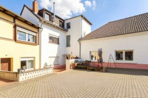 Eingang & Rückseite Gebäude