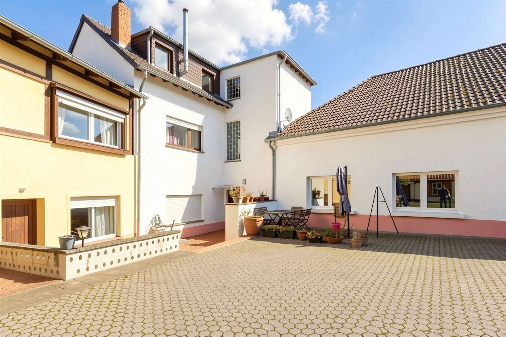 Eingang & Rückseite Gebäude