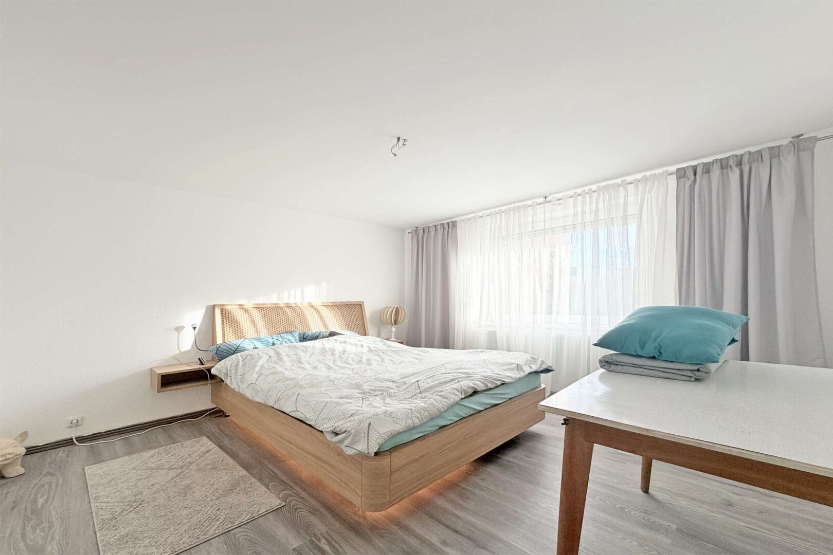 Lichtdurchflutetes Schlafzimmer