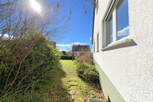 seitlicher Weg zur Rückseite des Gebäudes