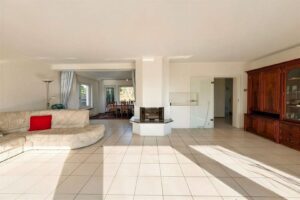 großes Wohnzimmer mit Kamin