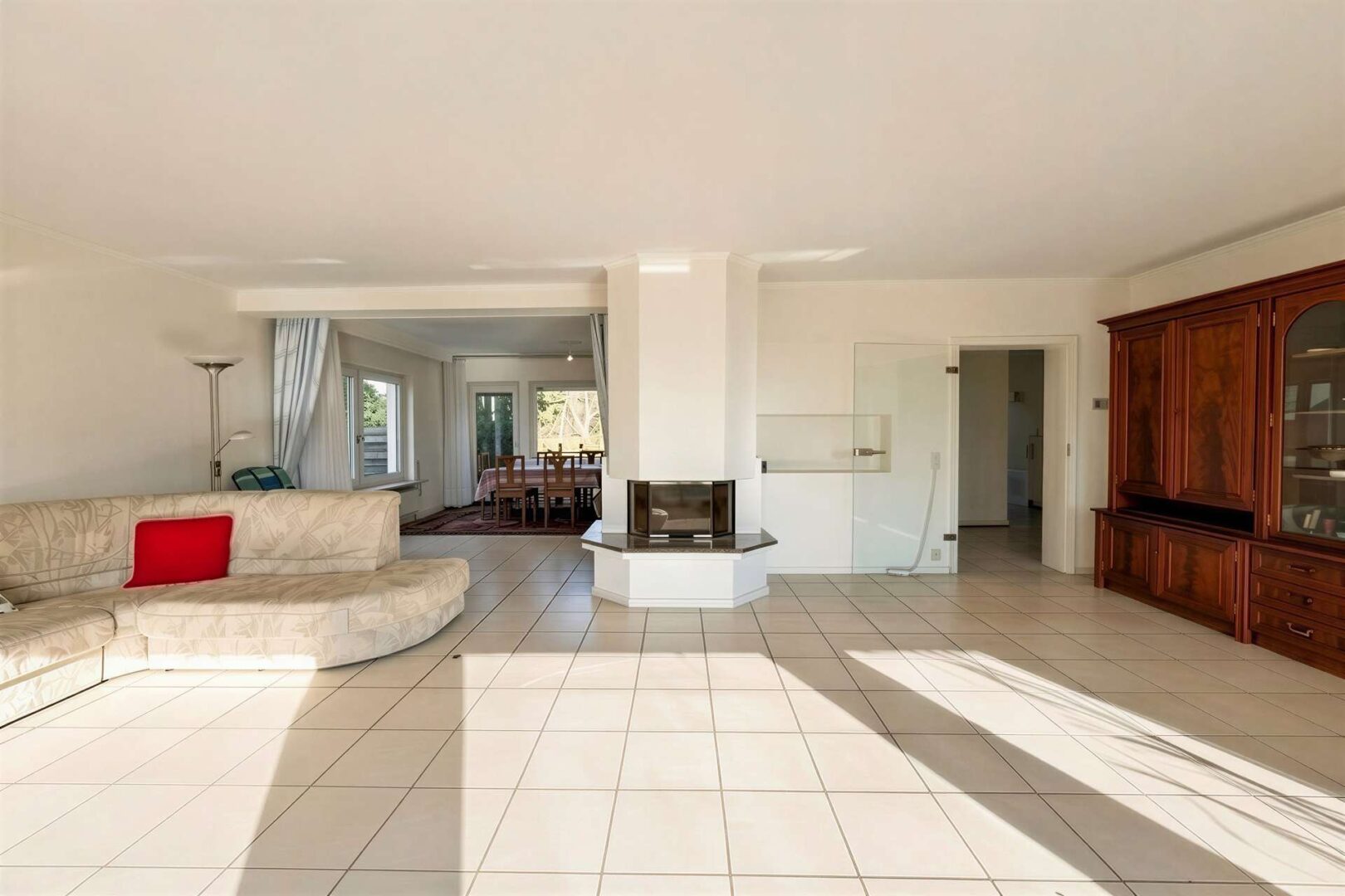 großes Wohnzimmer mit Kamin