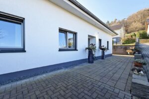 vorderer Weg zum Haupteingang