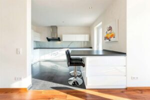 moderne Einbauküche mit Terrassenzugang