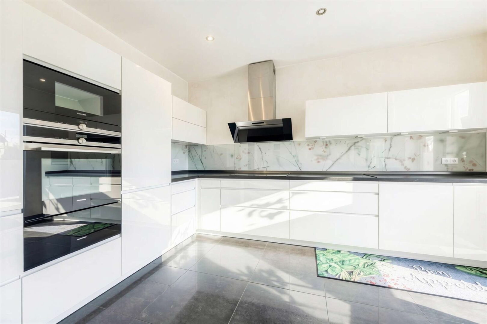 großzügige, helle Einbauküche