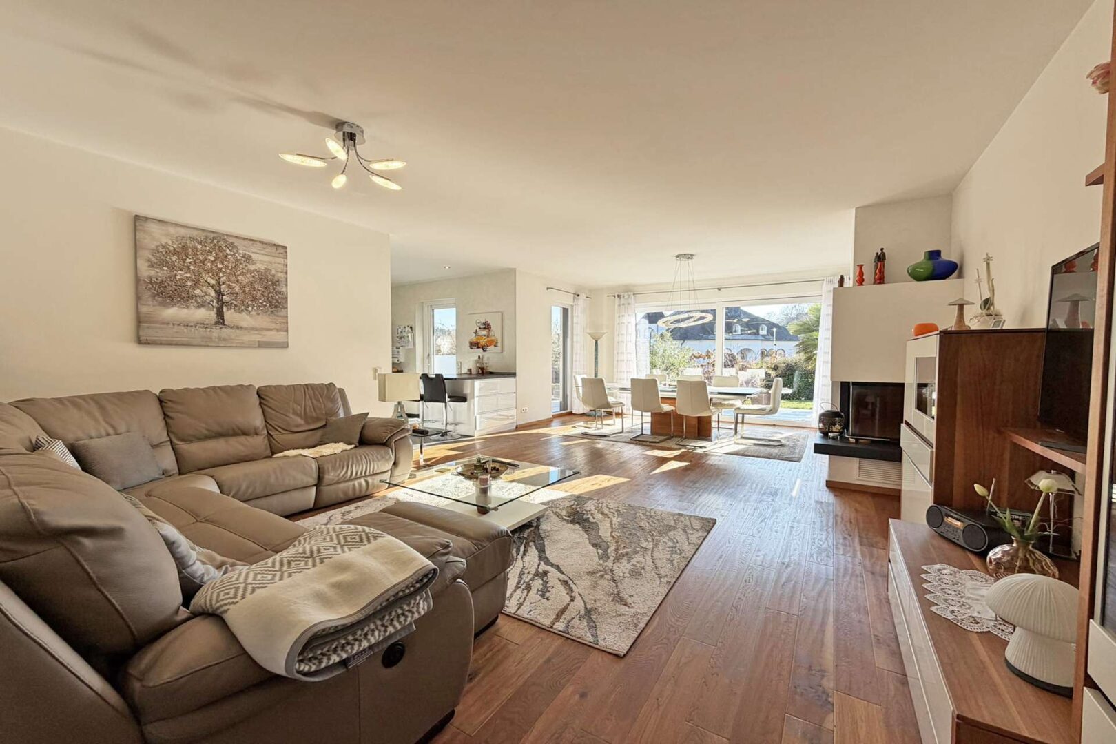 helles Wohn- und Esszimmer