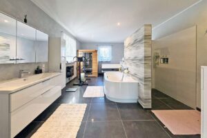 großes Elternbadezimmer