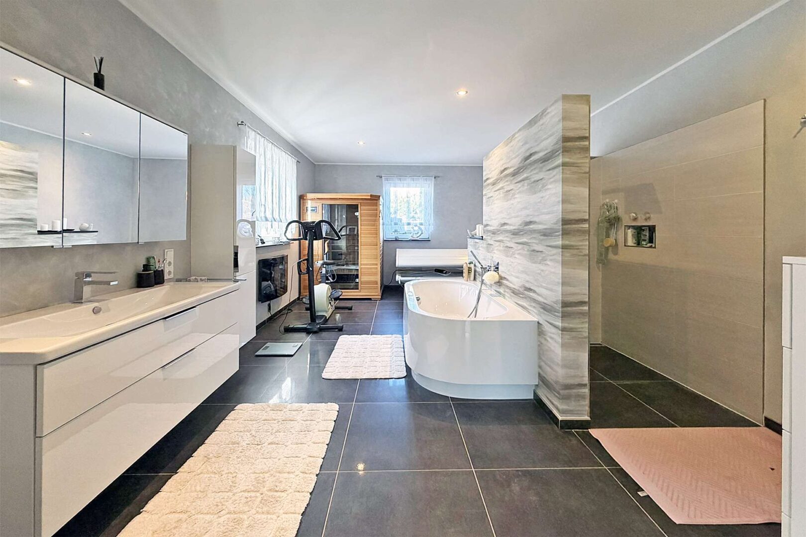 großes Elternbadezimmer