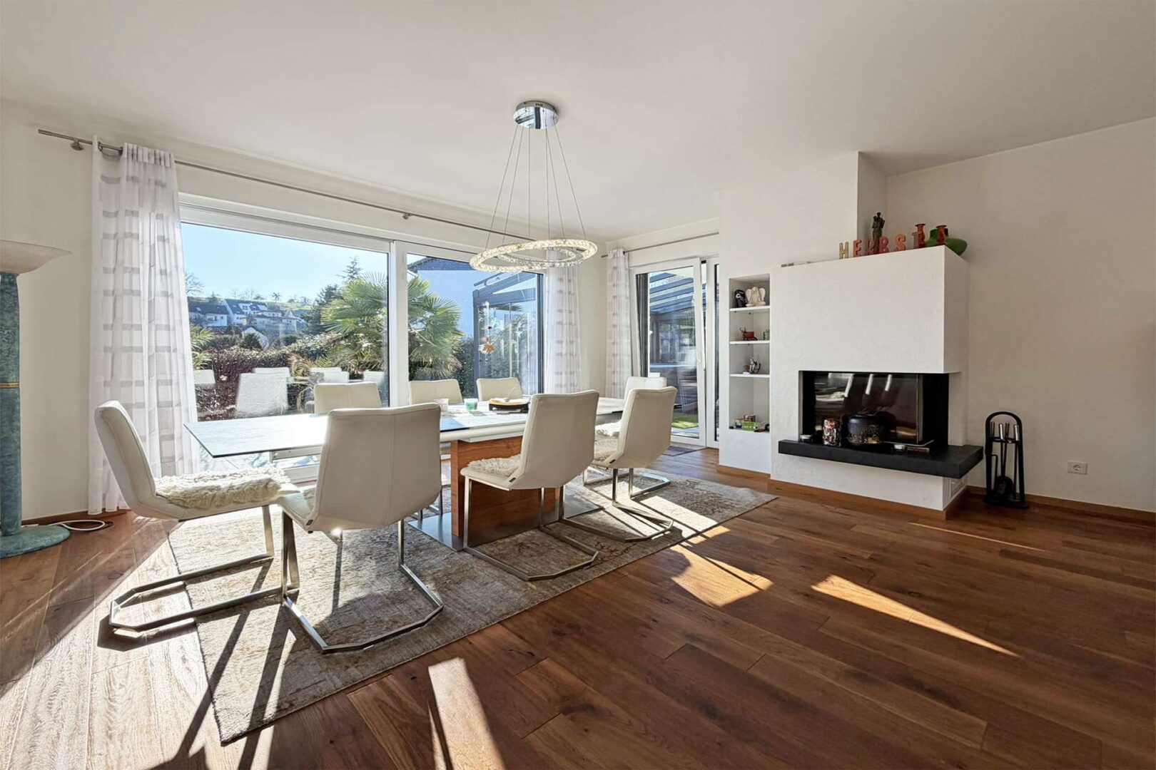 Esszimmer mit Blick in den Garten