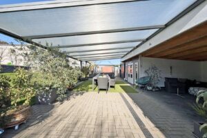 zweite überdachte Terrasse