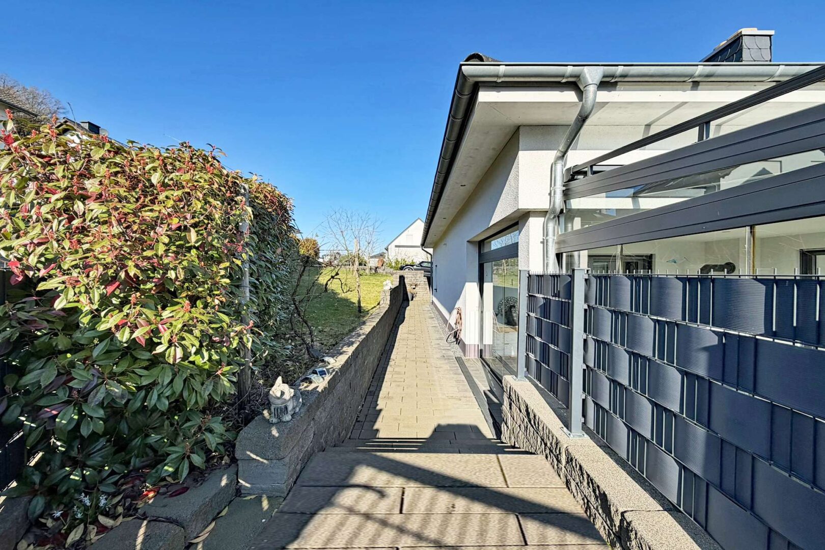 seitlicher Weg zum Haupteingang