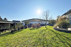 schöner Garten mit Terrasse