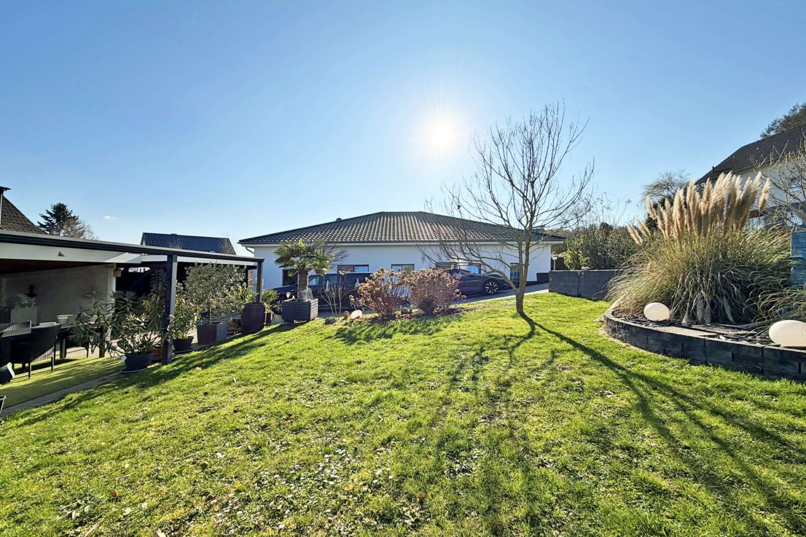 schöner Garten mit Terrasse