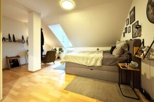 großzügiges Schlafzimmer