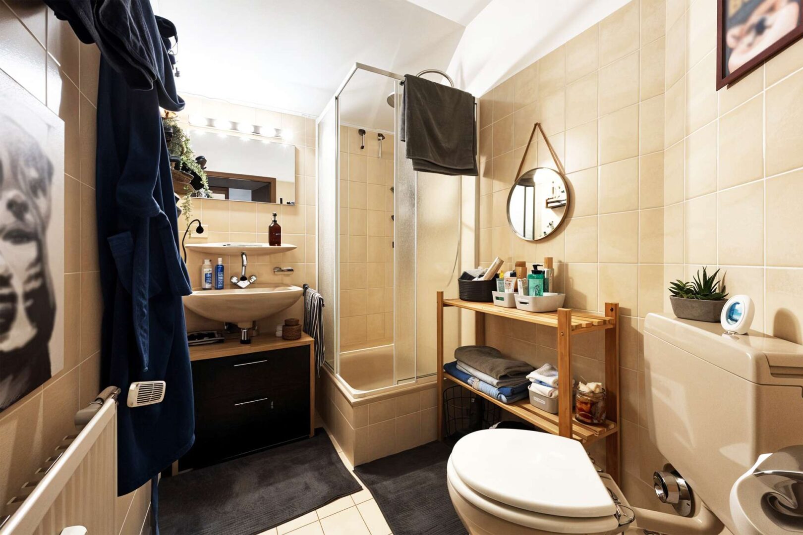 Bad mit Dusche, WC und Lüftung