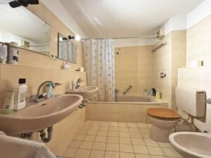 innenliegendes Bad mit Wanne und WC