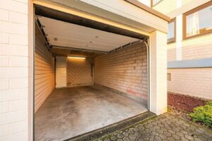 Einzelgarage mit elektrischem Tor