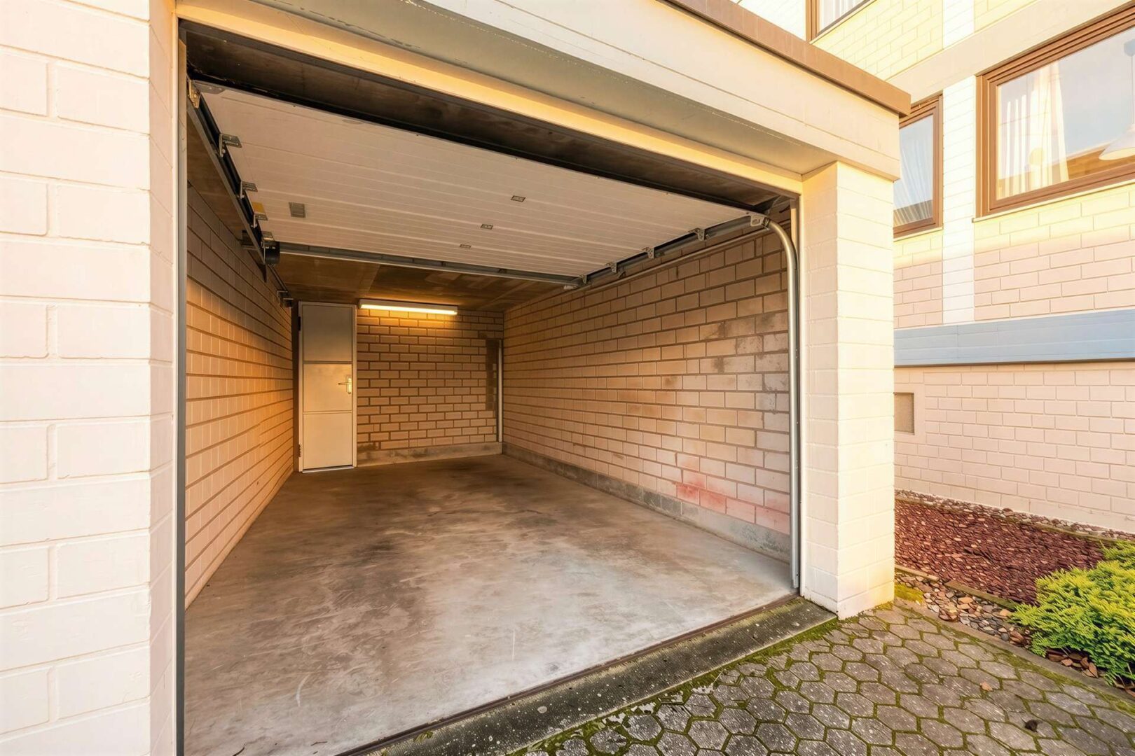 Einzelgarage mit elektrischem Tor