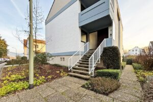 Hauseingang und Weg zu den Studentenzimmern