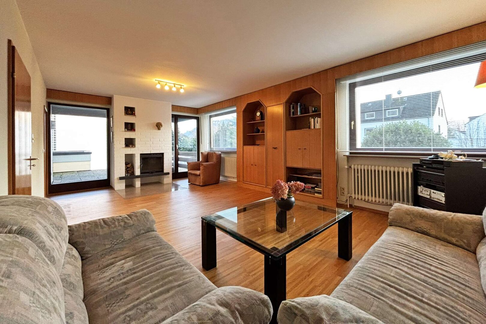 helle Räumlichkeit mit Terrasse und Gartenzugang