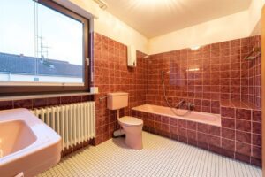 Tageslichtbad im OG mit Wanne und WC