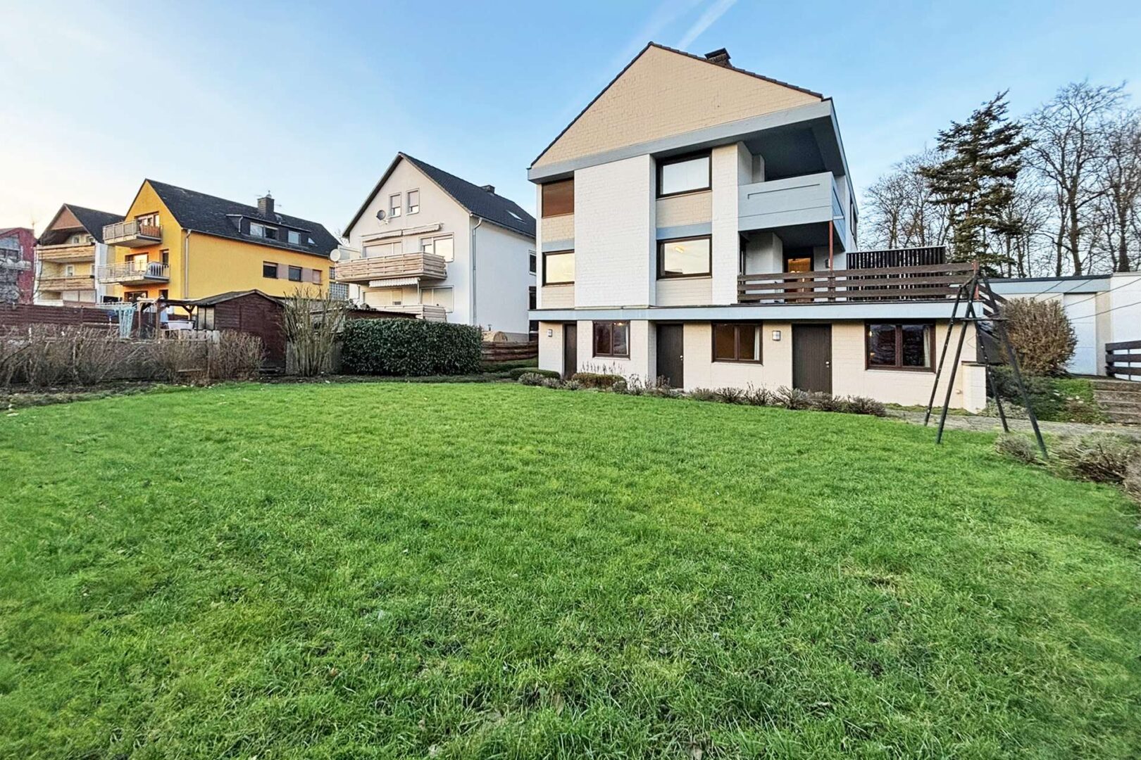 großer, ebener Garten