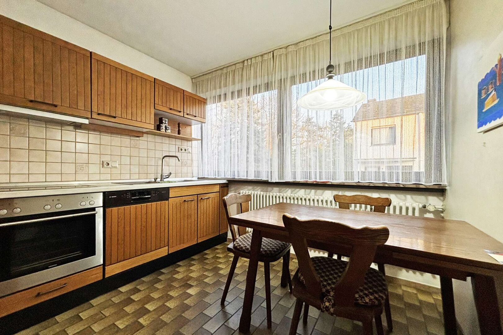 Küche mit großen Fensterfronten