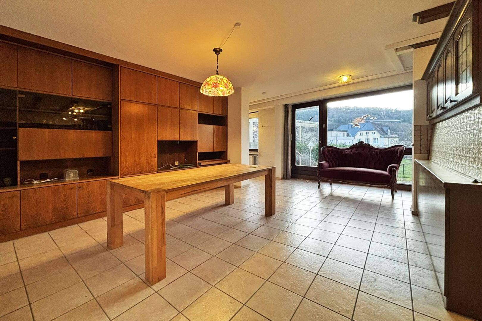 heller Ess- und Wohnbereich mit Gartenzugang