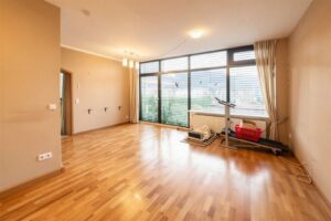 helle Räumlichkeit mit großen Fenstern