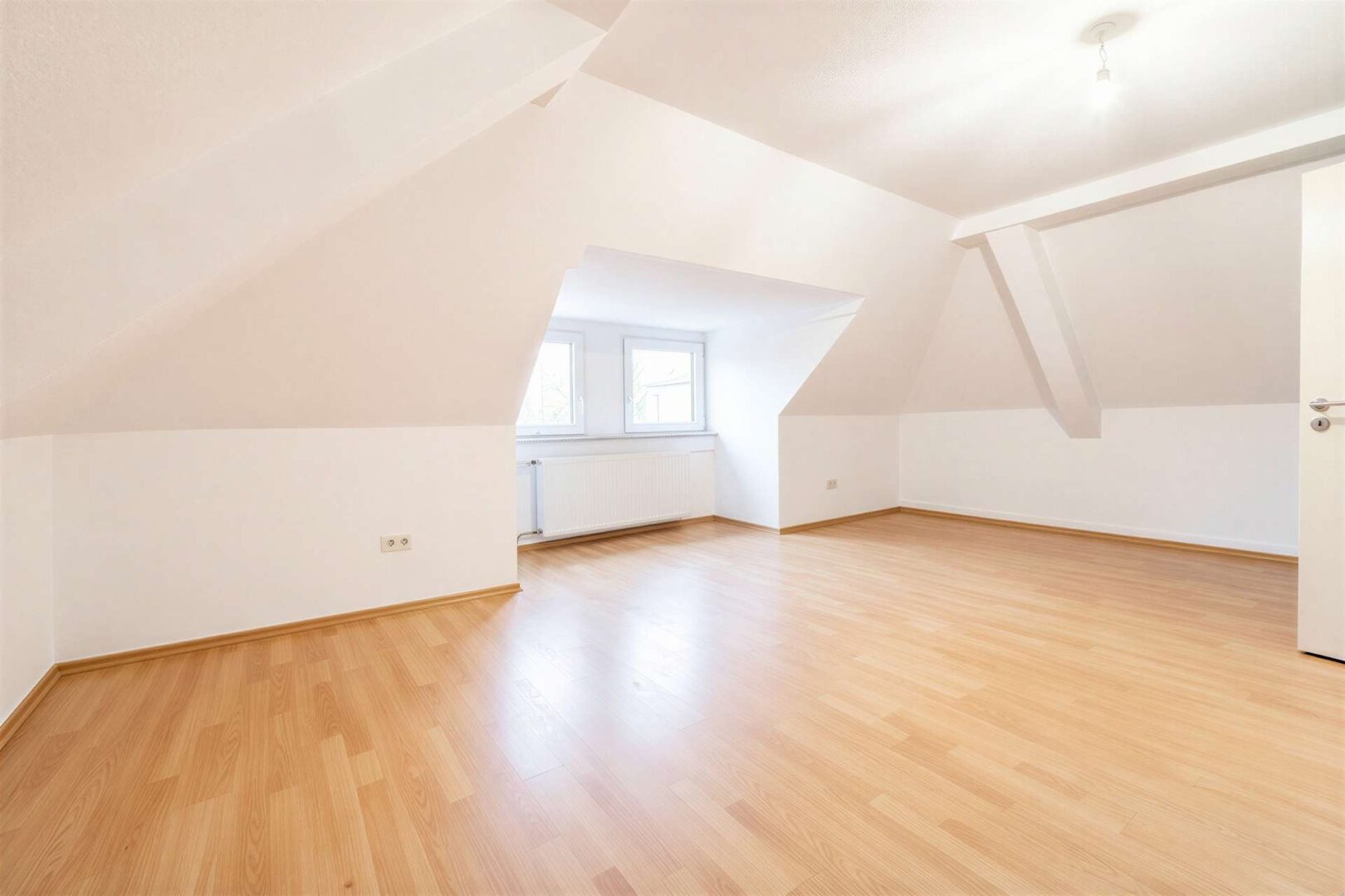 großer Raum im Dachgeschoss