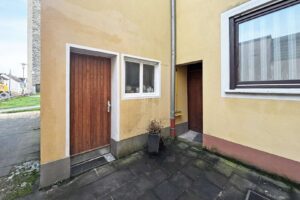 Garagen- und Werkstatttür und Müllraum