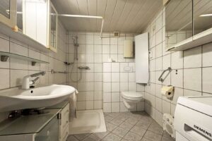 Bad mit Dusche, WC und Waschanschlüssen