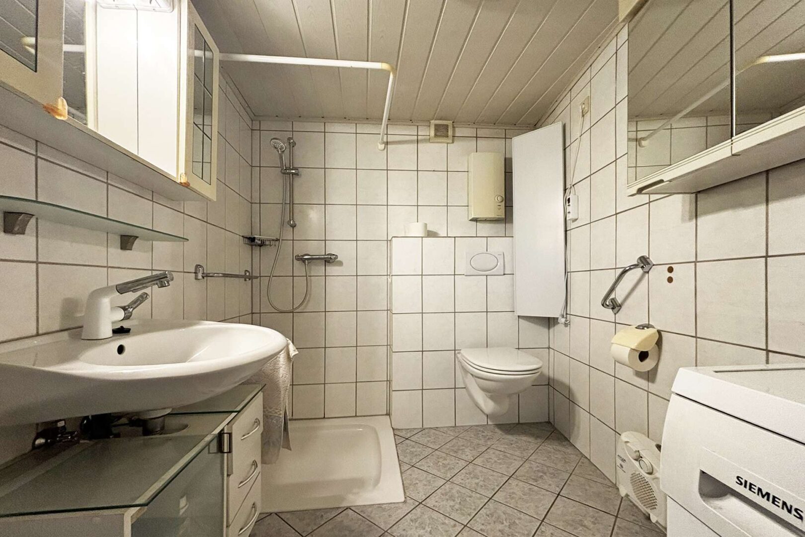 Bad mit Dusche, WC und Waschanschlüssen