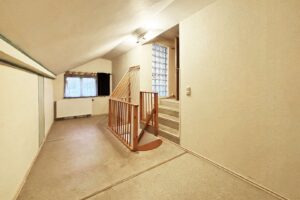 Zugang zum Dachboden und der Wohnung OG