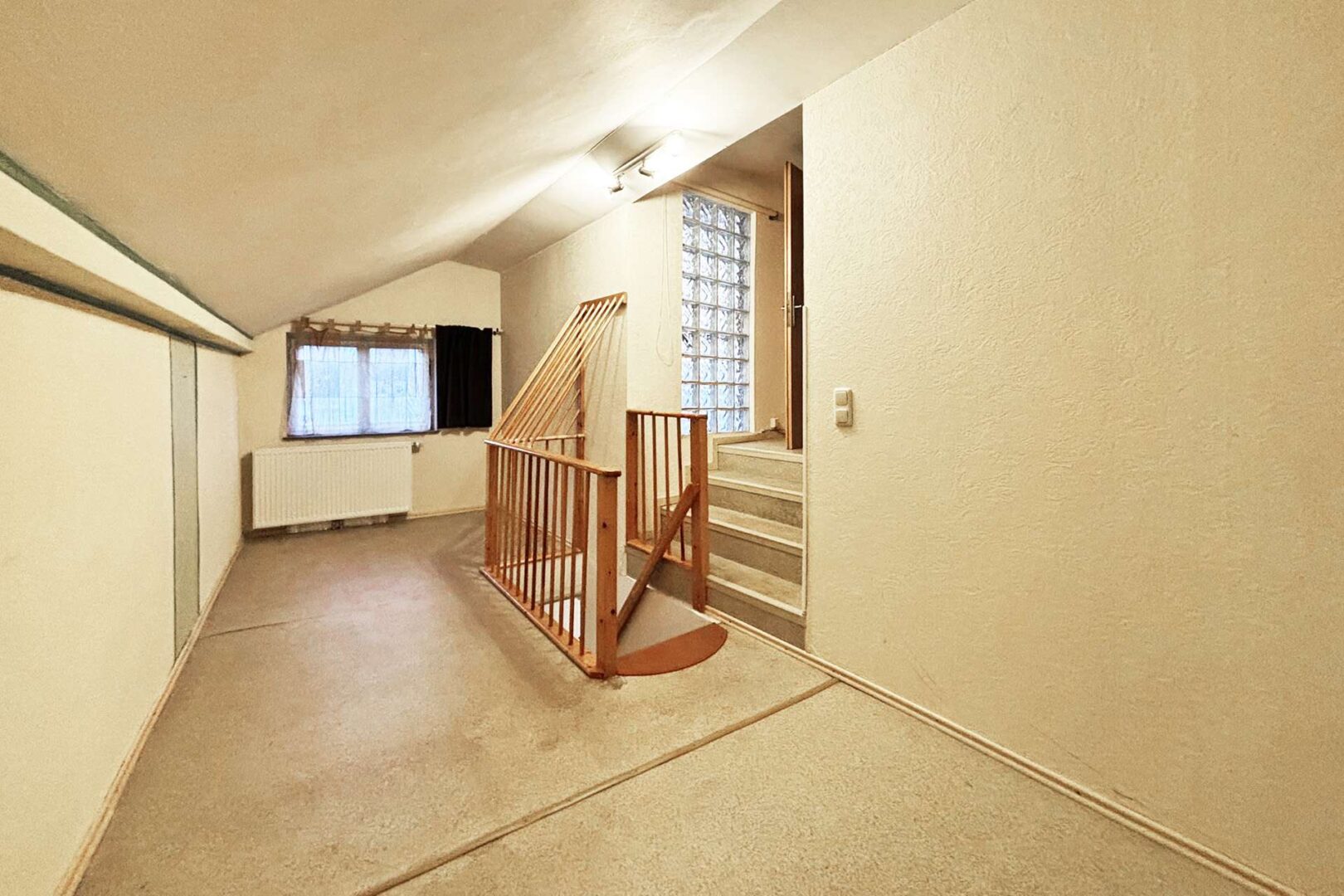 Zugang zum Dachboden und der Wohnung OG