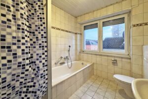 Tageslichtbad im OG mit Dusche, Wanne und WC