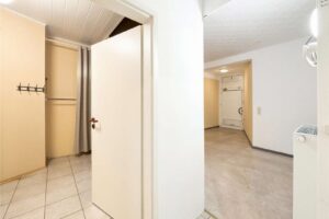 Flur zu zwei weiteren Räumen im EG