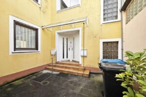 Eingänge der Wohnungen