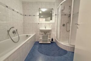 Badezimmer mit Wanne und Dusche