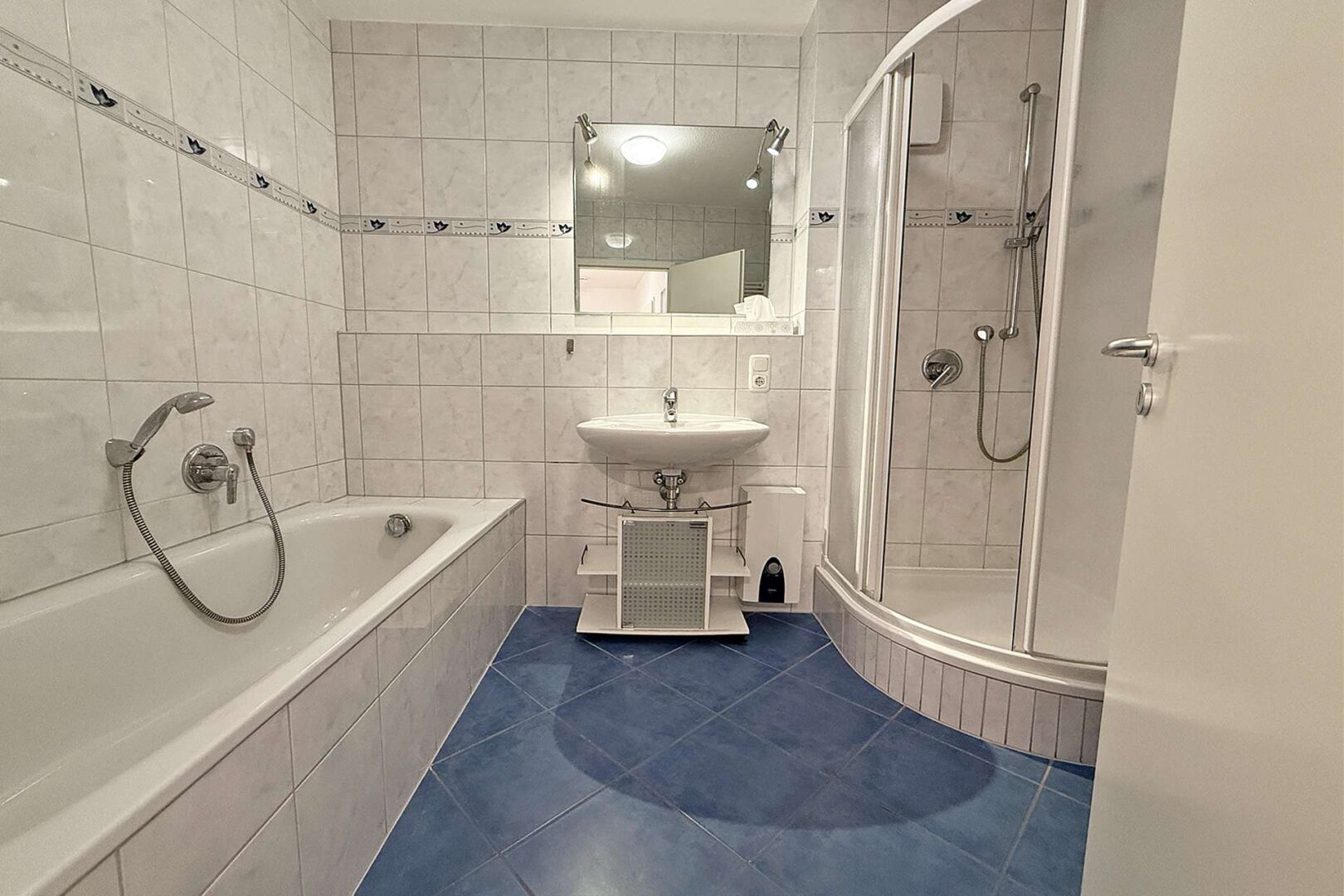 Badezimmer mit Wanne und Dusche