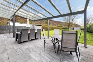 überdachte Terrasse mit elektr. Markise