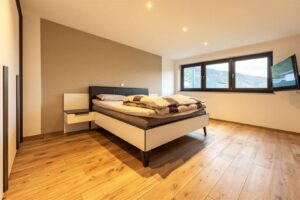 helles Schlafzimmer im Erdgeschoss