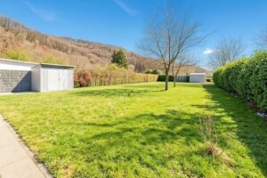 weitläufiger, ebener Garten