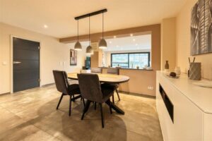 offener Essbereich mit Blick zum Garten