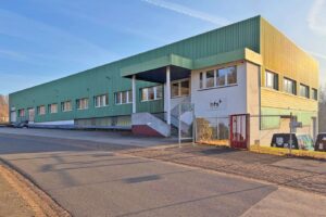 Stellplätze vor dem Gebäude