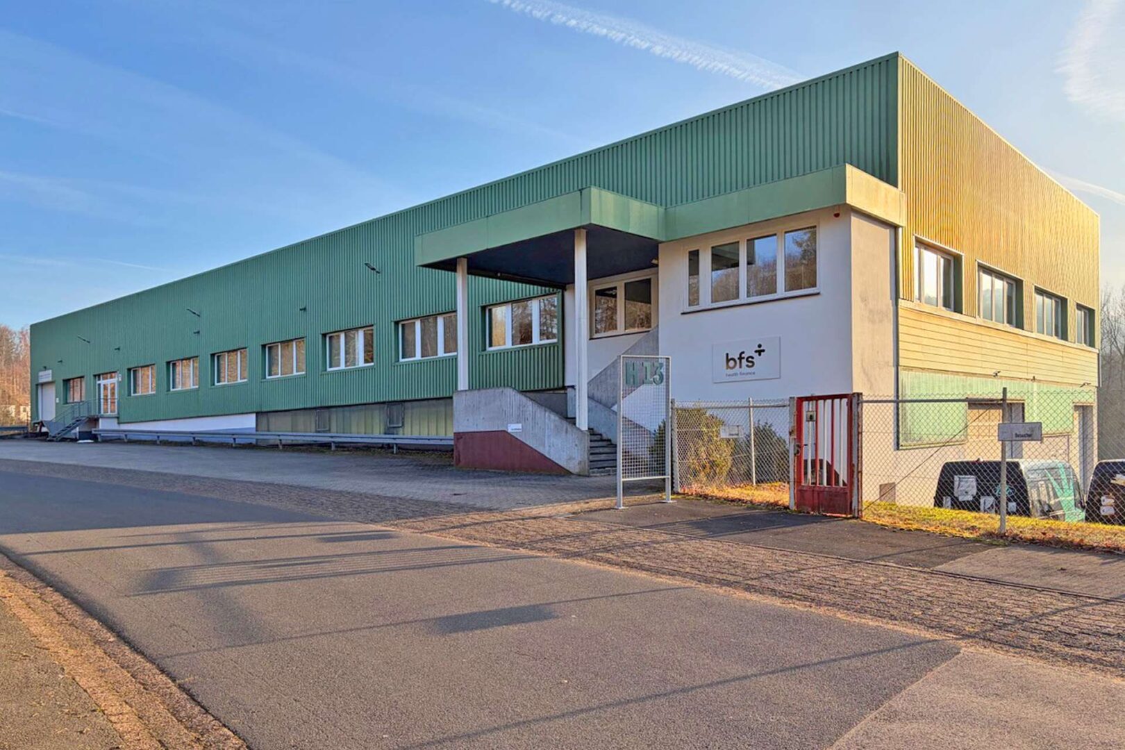 Stellplätze vor dem Gebäude