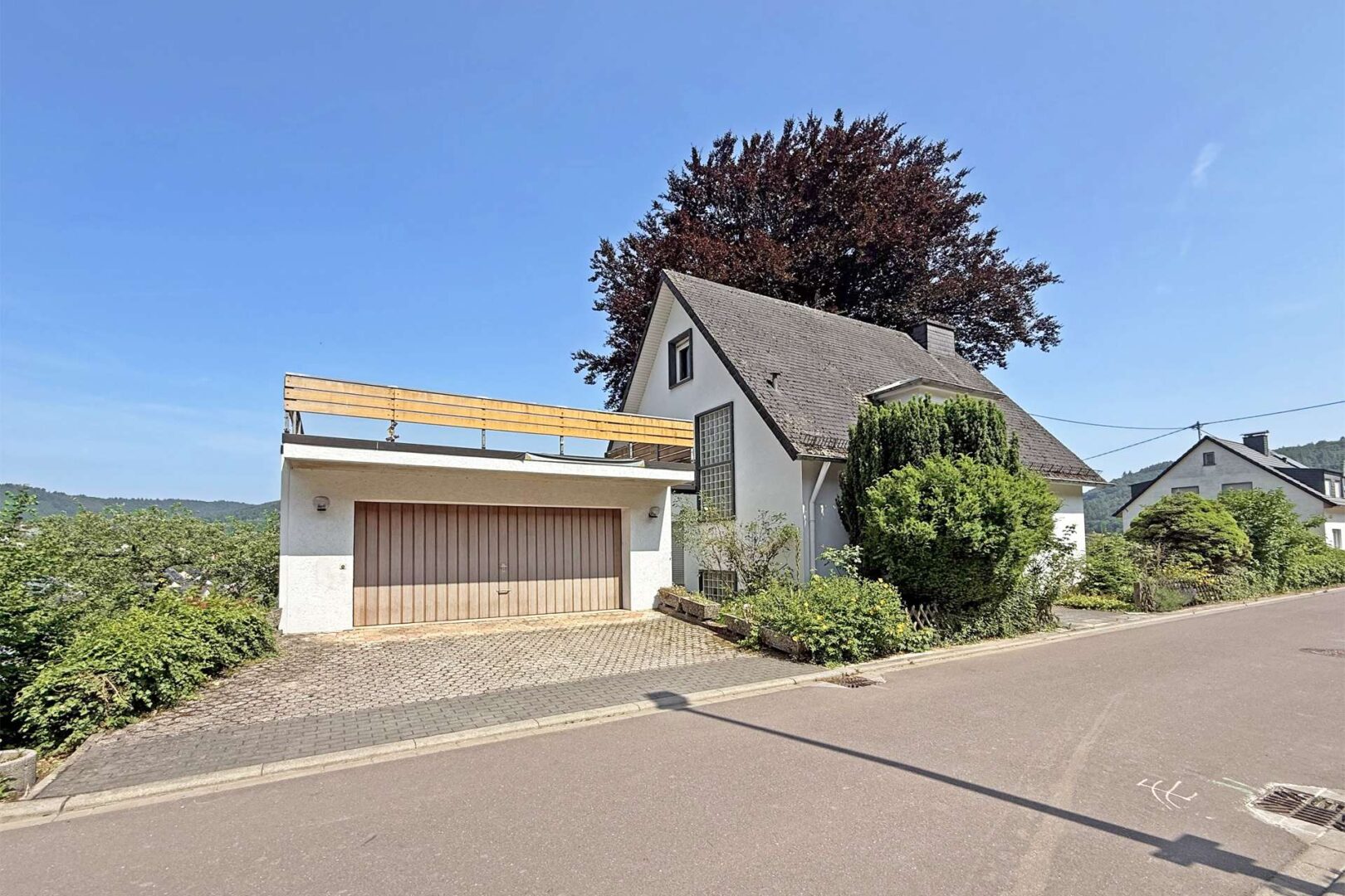 Haus und Garage von der Straße aus gesehen