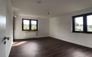 Geräumiges Schlafzimmer zum Balkon