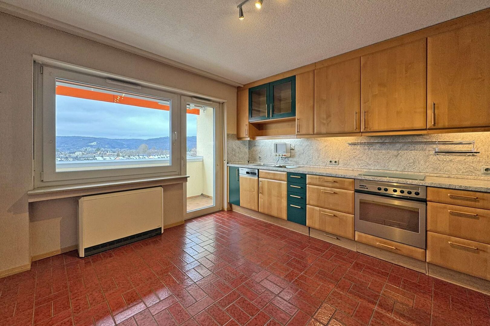 Küche - Blick Richtung Balkon