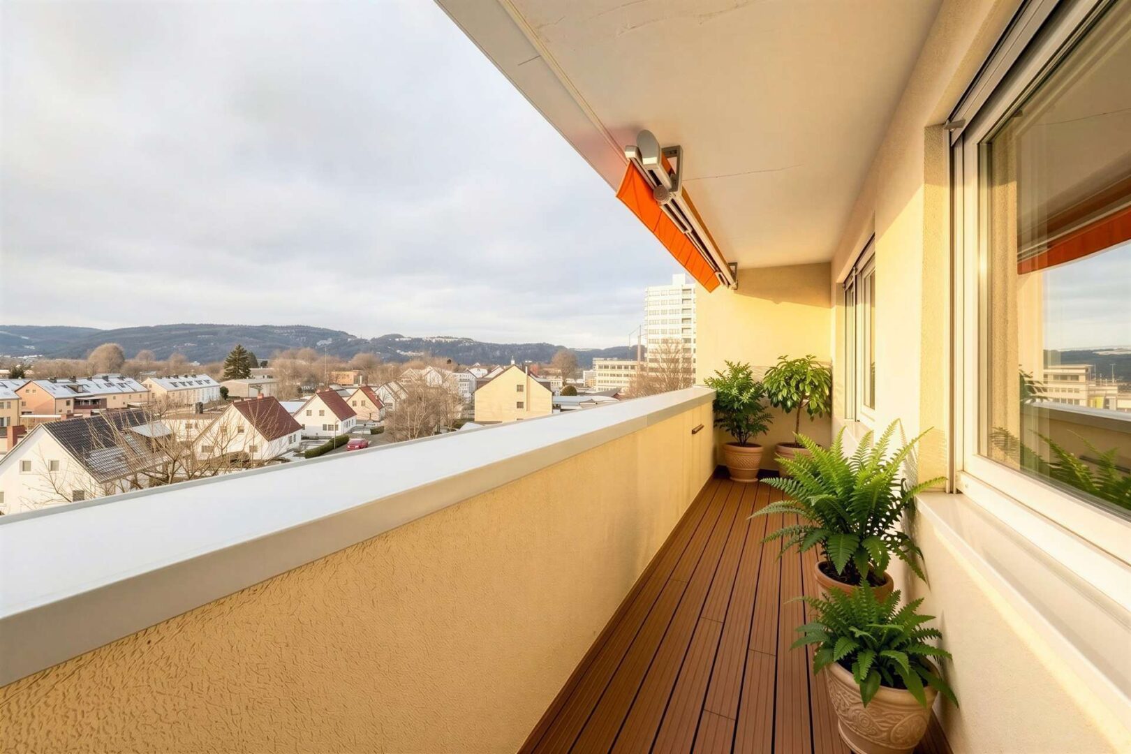 Weitläufiger Balkon - (KI generierter Gestaltungsvorschlag)